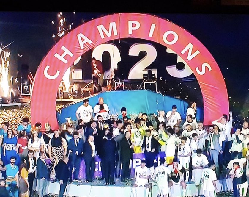 إلى شعبٍ مِن الأوجاعِ ضاقوا
ومن كأسِ الجراحِ المُرِّ ذاقوا

لكي تطوي السعادةُ دمعتيهِ 
وينضحَ باسماً دَمُهُ المُرَاقُ

وكفُّ السَعدِ تفتحُ كلِّ بابٍ
"عراقيٍّ" طواهُ الانغلاقُ 

إلى كأسِ الخليجِ نقولُ: شكراً
"سنفرحُ كلّما فرحَ العراقُ"

#خليجي25 
#كاس_الخليج 
#العراق