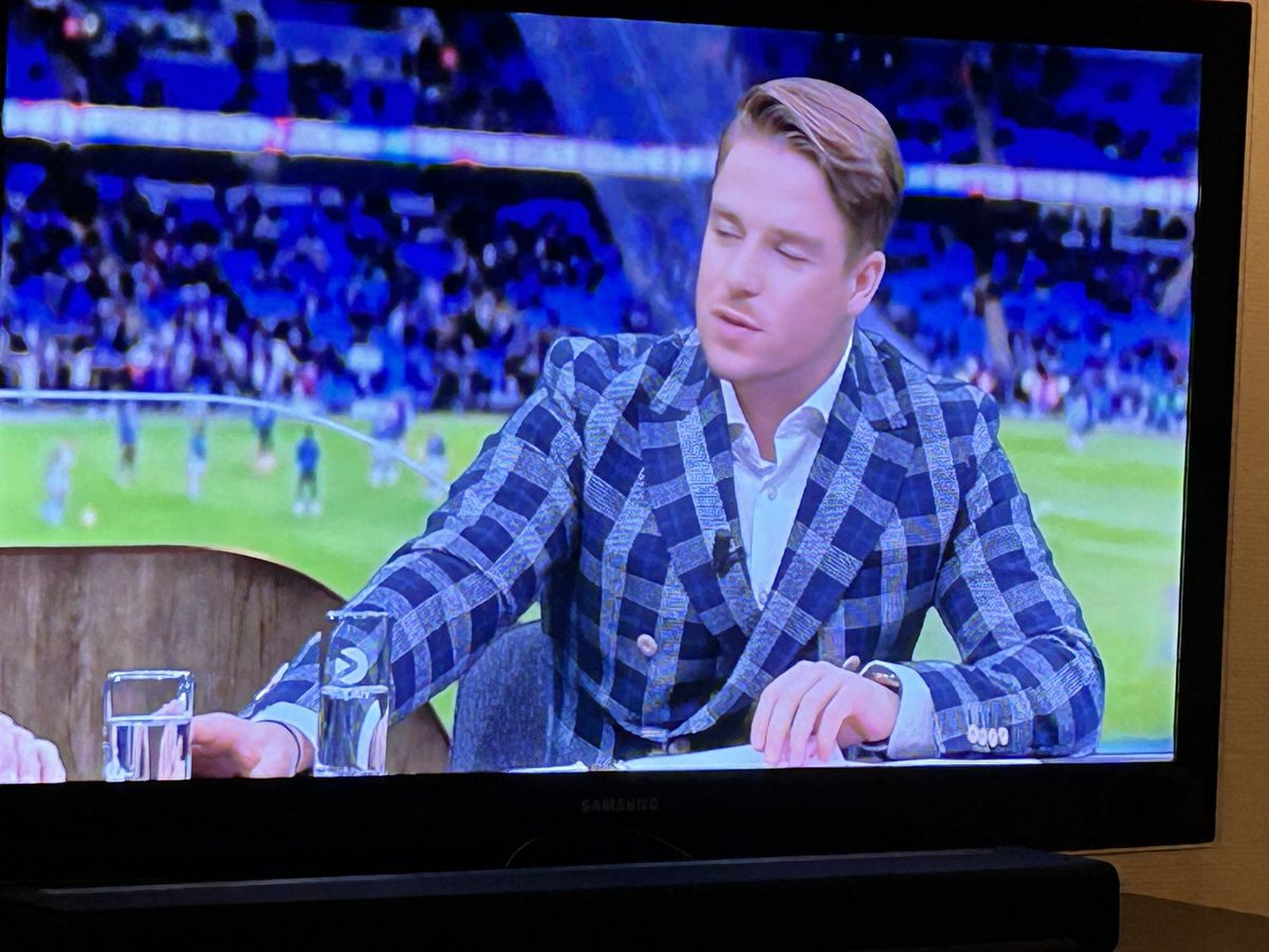 MartijnIseke's tweet photo. Goede presentator deze gast, maar kunnen jullie hem meegeven om niet telkens deze houding aan te nemen? Hij wisselt heel vervelend steeds die armen van links naar rechts en legt ze dan lang op die desk. Is erg onrustig om naar te kijken. Handen rustig pls! 🙏🏻 @viaplaysportnl https://t.co/DZBSW0sZL9