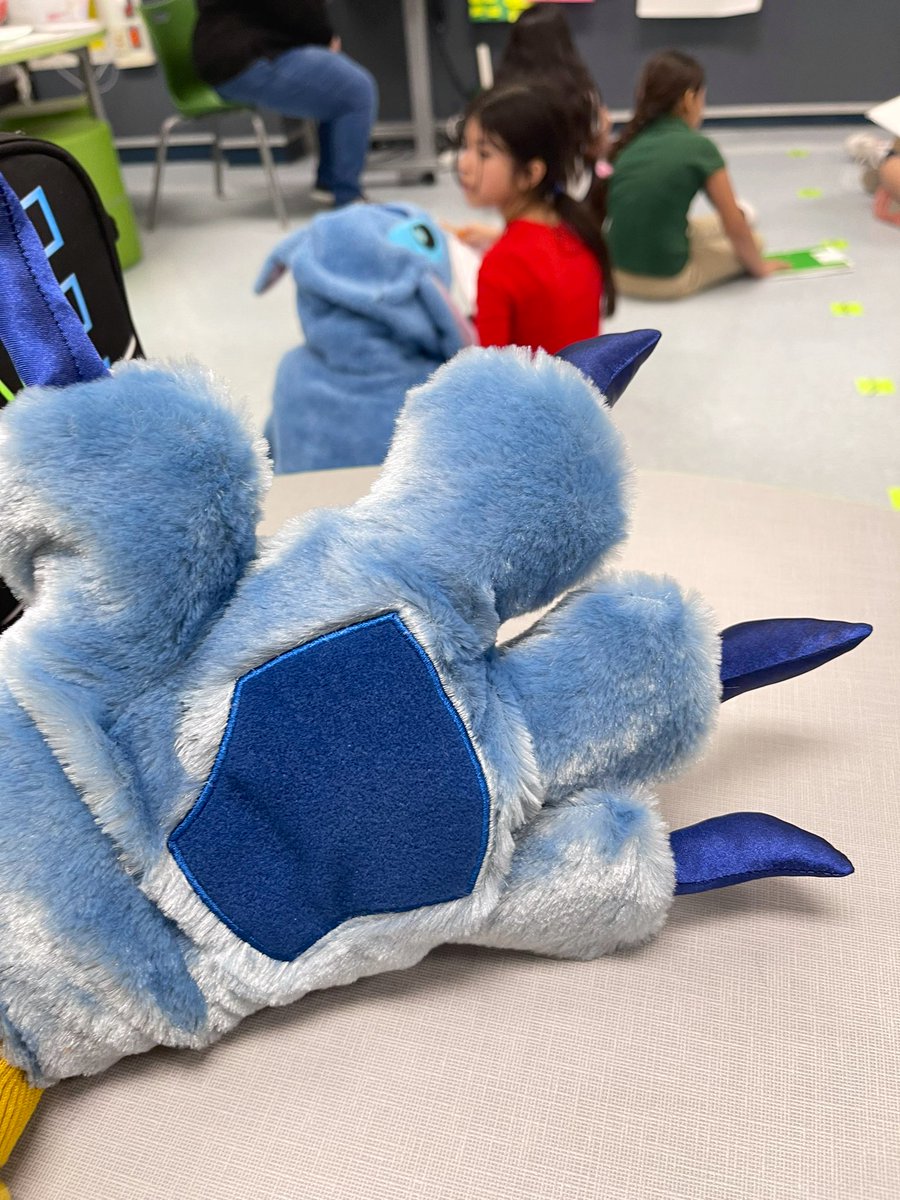 genevie79cr's tweet image. It’s Disney day @LasPalmasEISD as we spread our magic for #NoNameCallingWeek! I spotted Stitch learning and offering a helping hand in 4th grade and Baby Yoda watched over my planning!! #LPEPawsUp #LPLS4Girls