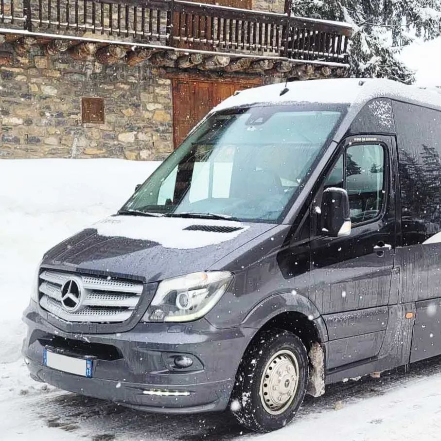 AMPLimousine's tweet image. Rien de tel que de voyager en Mercedes Benz Sprinter avec chauffeur par une journée enneigée ! Profitez du confort et du luxe lors de votre trajet et admirez la beauté de la nature enneigée. #sprinter #sprintervip #vipchauffeur #neige #voyage #luxe #conf… instagr.am/p/Cnm_HYbKeoC/