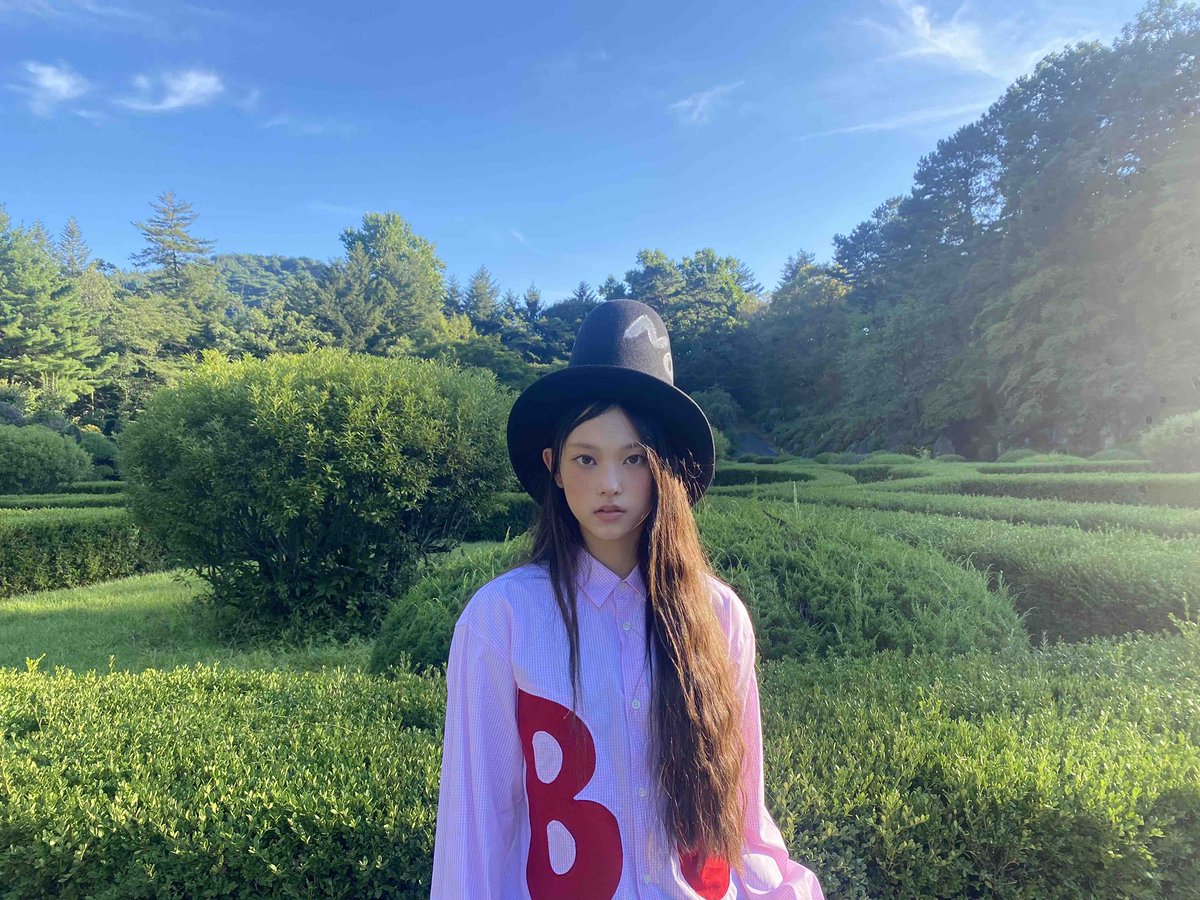 khrloop's tweet photo. haerin in wonderland https://t.co/ffV524kb5Q