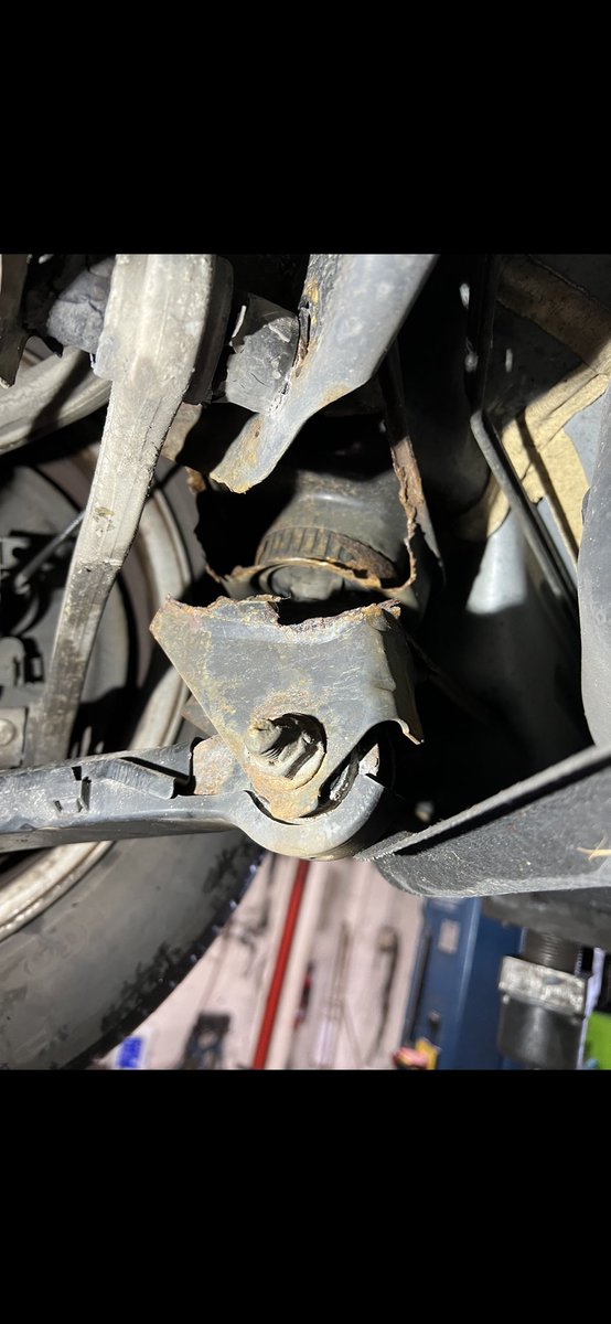 Mot fail today: Rear chassis split open Mercedes