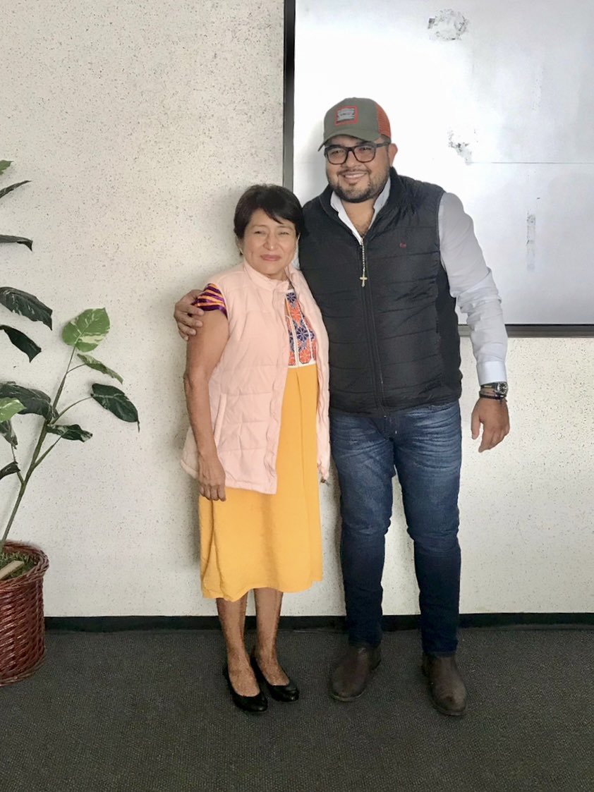 MinervaLopezC_'s tweet photo. Esta mañana me reuní con el Ing. René Serrano Ventura, director de Obras de la @CABIEN_Oax, para dar seguimiento a las gestiones realizadas a favor de nuestros municipios de la región de la Costa. 

@PRDOaxacaE 
@TomasBasalduG 

#GrupoParlamentarioPRDOaxaca https://t.co/XoNb1g9zh6