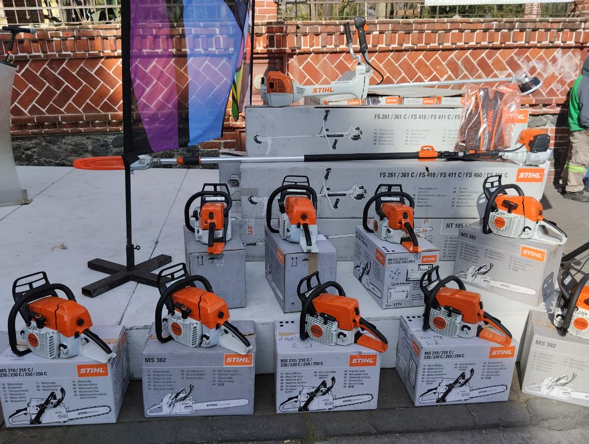 El día de hoy entregamos equipo de trabajo a la Dirección General de Servicios Urbanos, con esto, vamos a eficientar los trabajo y actualizar el equipo obsoleto que se tiene. Poco a poco, avanzamos en equipo, por que #TlalpanResurge #YSeNota #GrandeComoSuGente