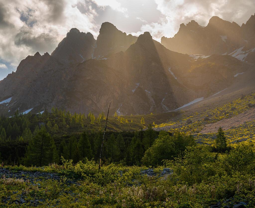SmokinBulldozer's tweet image. #Floading light - Photo captured in the Dolomiti, mount Pelmo, Italy [OC] [2048x1673]