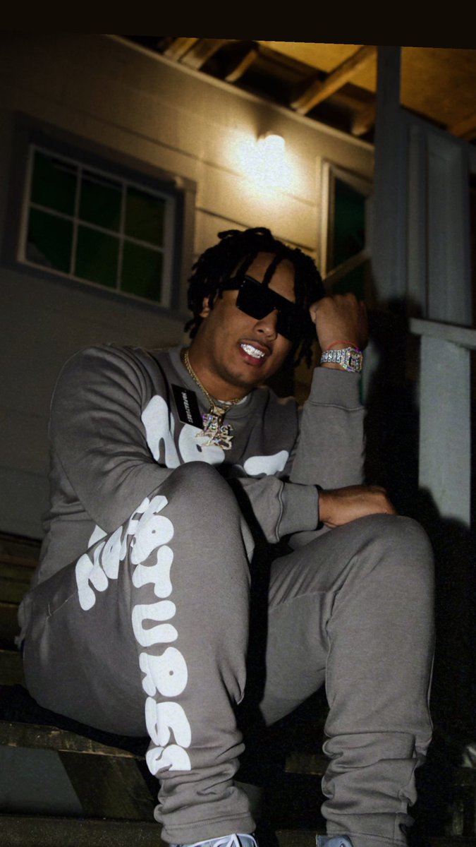 NoFeatures__'s tweet photo. Drops @ Midnight! #ShopNoFeatures https://t.co/69f3nrHJiH