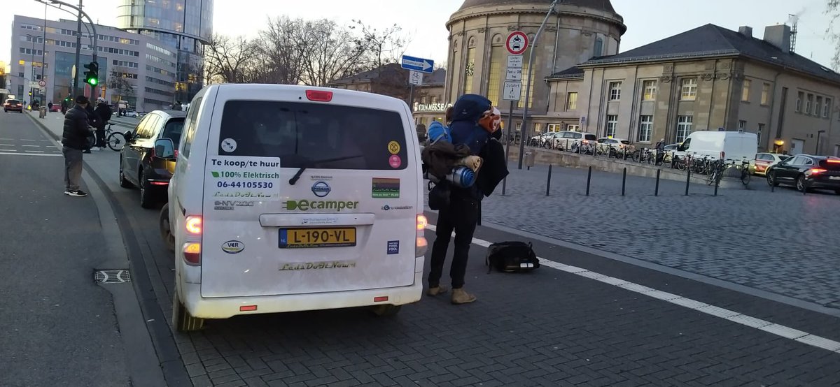 LedsDoItNow's tweet photo. @marjanminnesma @GretaThunberg @LWinnips noemde mij een topper voor het fantastische werk van in & naar #Lützenrath #LūtziBleibt
Heb ik 2 weken 2900km gereden als #Eshuttle en 💯den mensen vervoerd met de @NissanElectricC Evalia
#jesuisLucas is nu de topper en hierdoor gaan meer mensen naar #A12blokkade ❌🔥🌍 https://t.co/pvkRZKZ11L