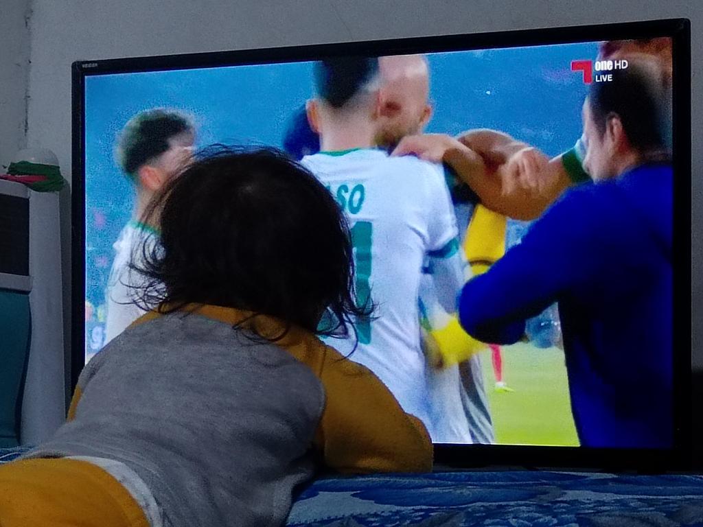 ريونة جن جنونها وهي تترقب الفوز 
#مبروك_للعراق
#مجلس_قناة_الكاس