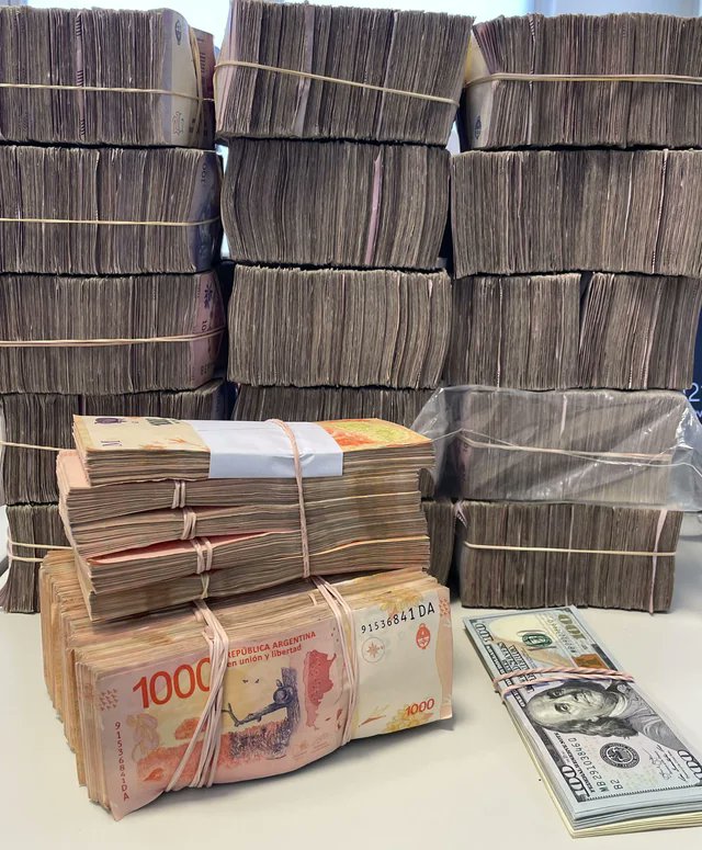 PregoneroL's tweet image. 1.5 millones de pesos y su equivalente en dólares.