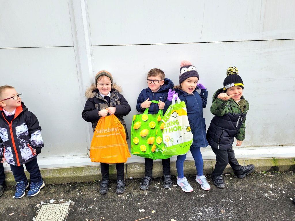 MorayPrimary1's tweet photo. The lady told us we needed to pay £25. Mrs Brodie helped us count out the coins 👛we had saved by selling our reindeer dust. We got a receipt and packed our shopping into bags to carry back to school 🛒🛍️ Thank you @asda Grangemouth .We loved visiting you🤩. #OurLocalEnvironment https://t.co/mNqXGvNkX8