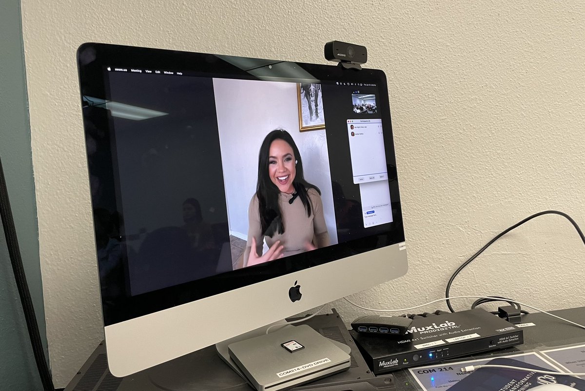 The first speaker for #ucosocialmediapros at <a href="/UCO_MCOM/">UCO Mass Communication</a> is <a href="/JordanDafnis/">Jordan Dafnis</a> This class formerly was #ucomediatweets and #clarkclass <a href="/Okieprof/">David Brian Dawkins</a> is coming next week.