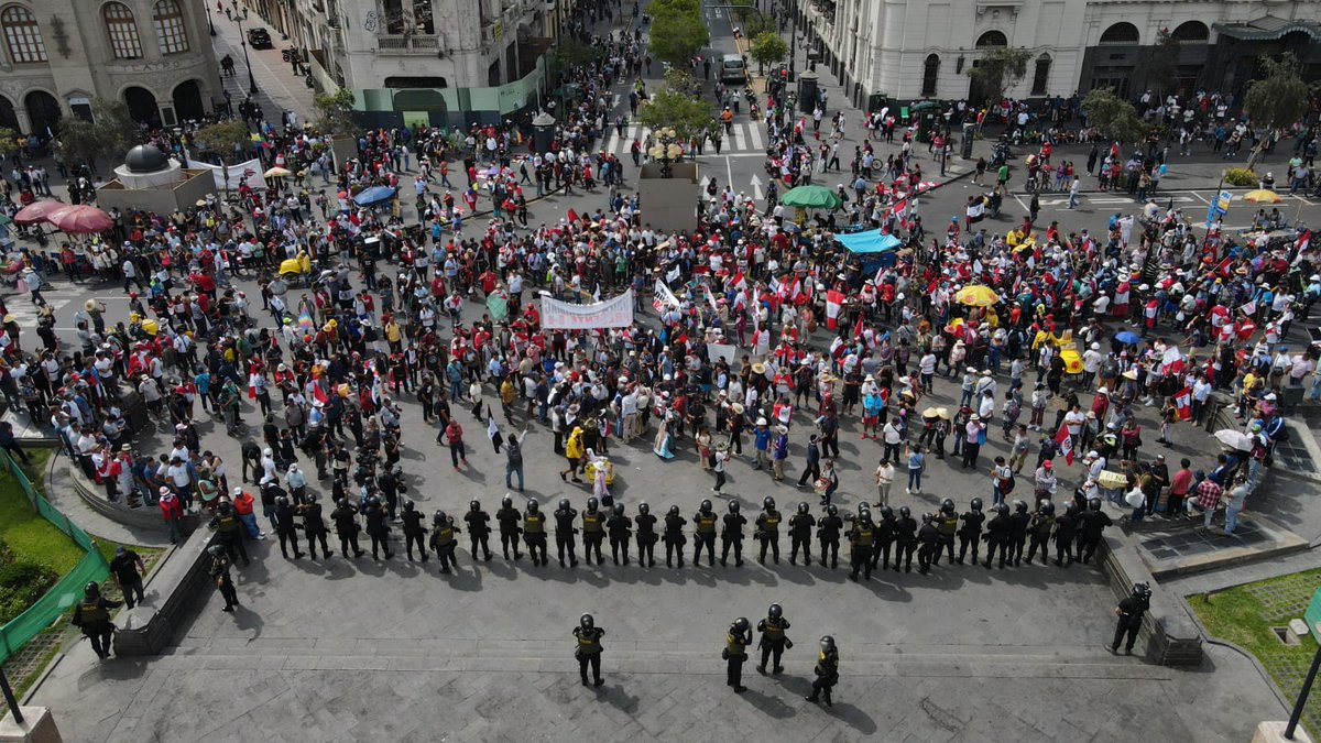 #ペルー🇵🇪リマ市内サンマルティン広場にデモ隊が集結、ボルアルテ大統領の辞任などを訴え。 