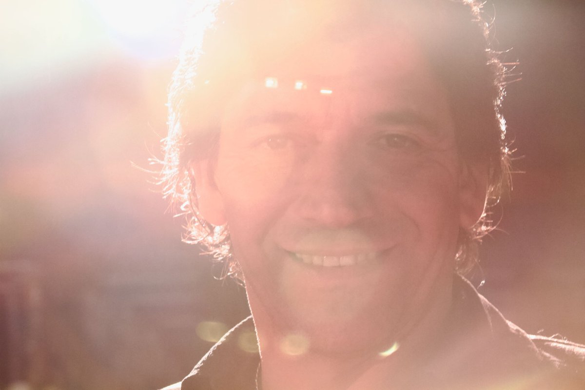 Timoteo_Doc's tweet photo. Cómo nos duele tener que dar esta noticia y este pésame. Te despedimos con aplausos Nanín, con risas, con amor. Nos harás falta, 30 años de camino juntos. Un abrazo a toda la familia del Circo Show Timoteo Gracias por tanto 💙💛❤️ #Nanín #JuvenalRubioSánchez #CircoShowTimoteo https://t.co/uP2uRSZyHg