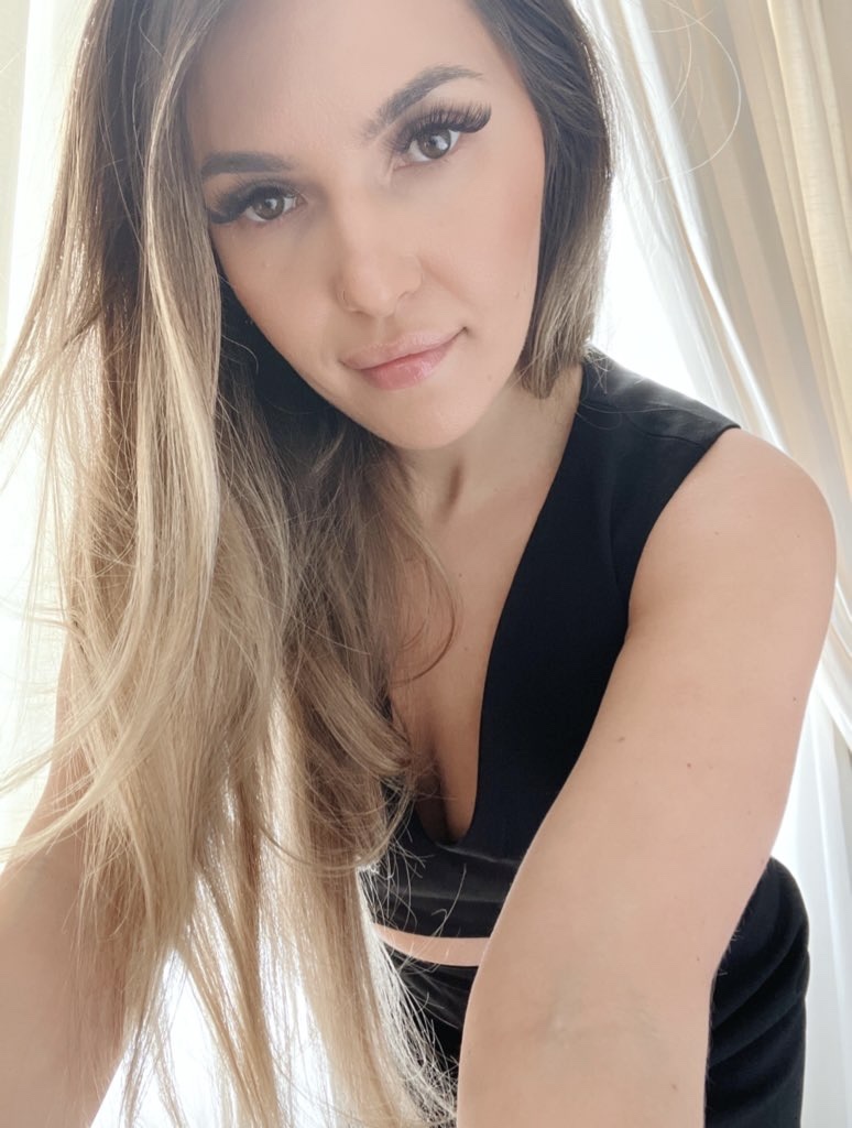 Momjullylov's tweet photo. Netflix or me without panties? 🥺 https://t.co/tStDnxqaez