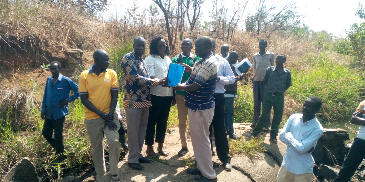 LocalOmoro's tweet photo. Omoro District handsover sites for the construction of Chome-Odek bridges along PRELNOR road to Emo use General Workshop Limited U with funding from IFAD. They 65km road connects from Otema Public PS to Malaba in Odek Subcounty. Present were officials from PRELNOR office Kampala. https://t.co/kgEujk5YaT