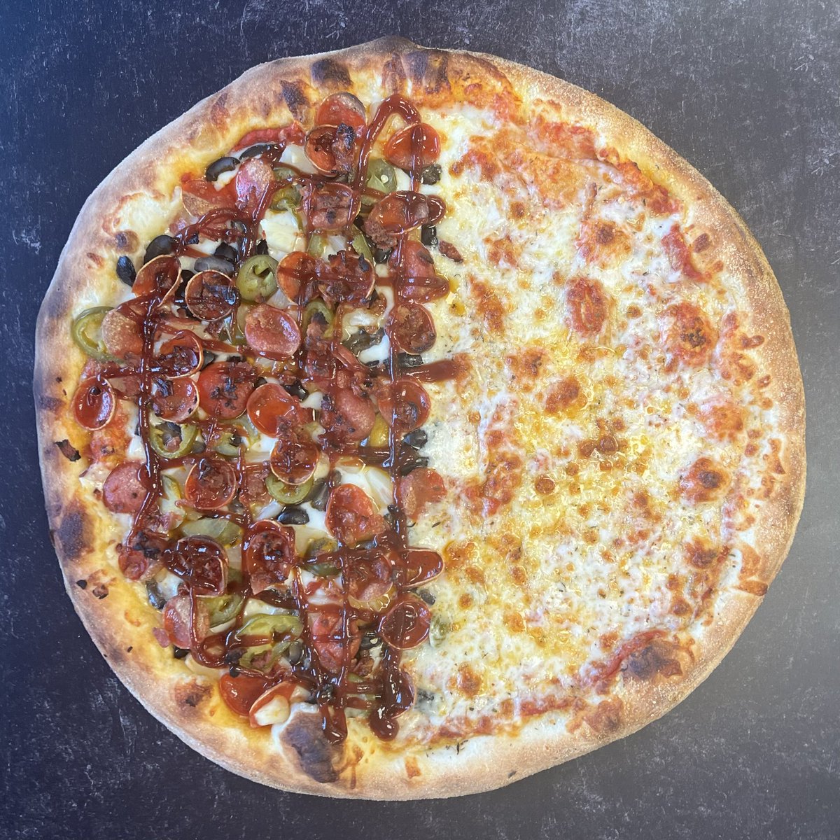 Pineapple on pizza? By its self it’s pretty weird but with some bacon, olives, pepperoni, jalapeños, &amp; bbq drizzle 👌🏼🔥 Or stick to the cheese side, can’t go wrong 🤌🏼
#pizza #stanislaustomatoes #graincraft #leftcoastpizza #pizzaexpo