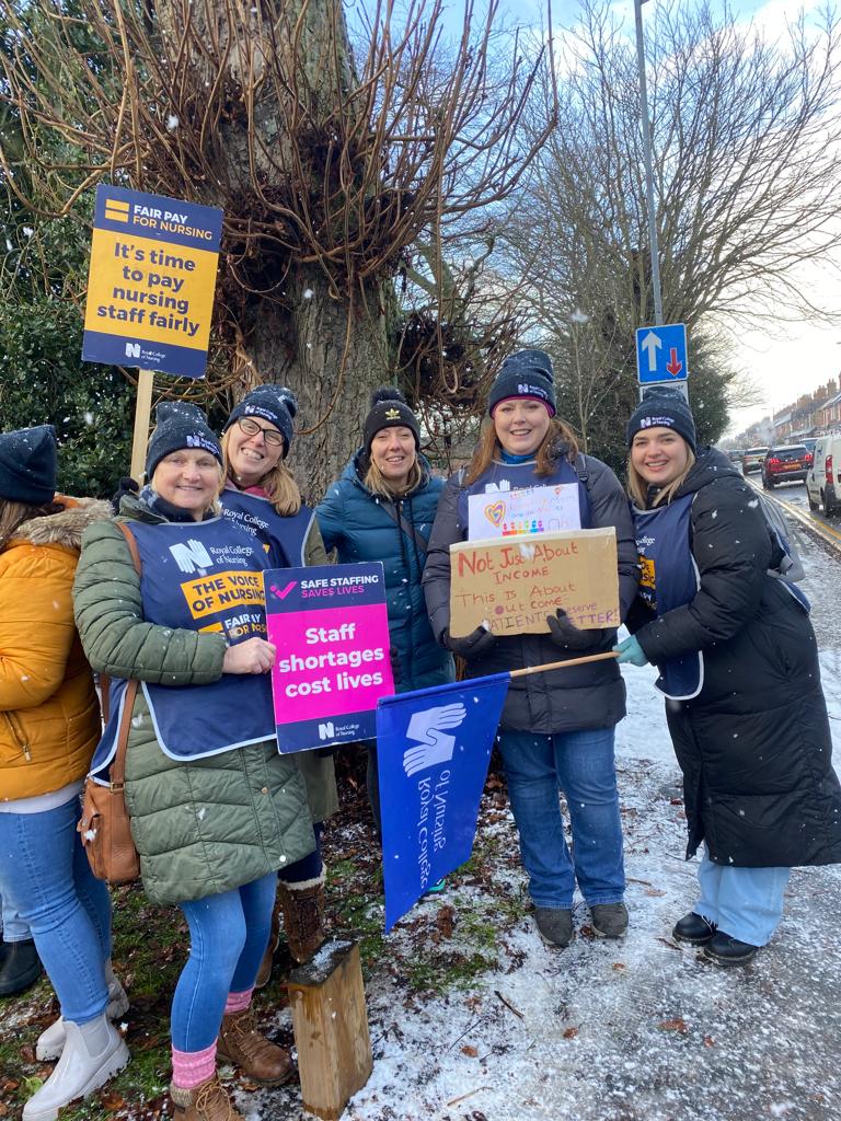HeatherParr3's tweet photo. Historic moment for nursing and @theRCN Decision to strike was difficult. However, public support was uplifting, and the feeling of solidarity was massive. Plus we had snow ❄️ https://t.co/akHaxfMIPp