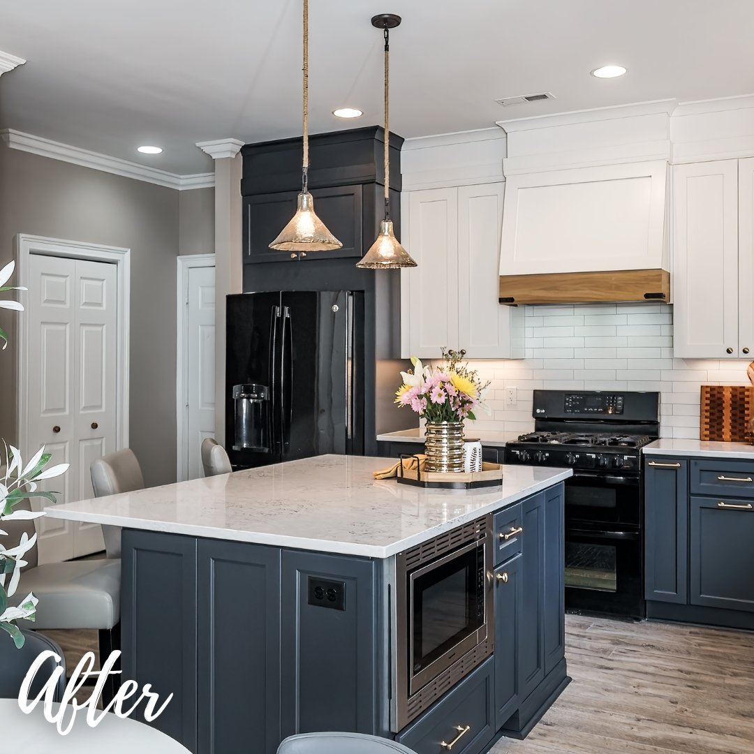 ResidentialMuse's tweet photo. Another amazing transformation!

This kitchen originally featured dark countertops and beige-colored cabinetry, the windows and layout made this kitchen feel much smaller than it is, but the potential was there! https://t.co/uWafzcmQ3d