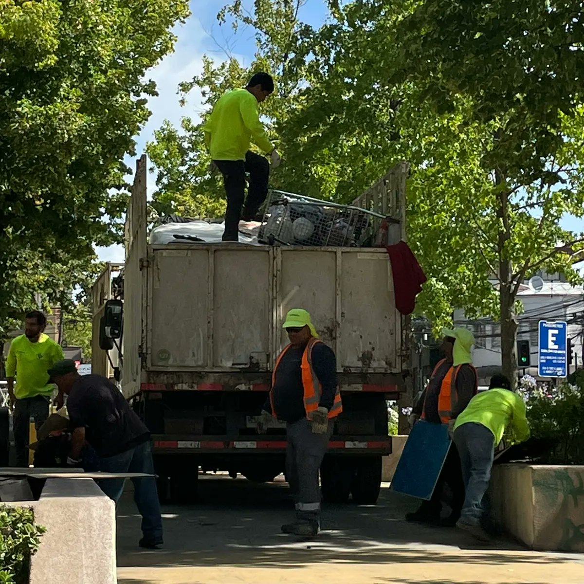 ElEspectadoCl's tweet photo. #LosAngelesCl Municipalidad de Los Ángeles ordenó el desalojo de personas en situación de calle que pernoctaban en la cúpula de la Plaza https://t.co/JRLvp1qqwY