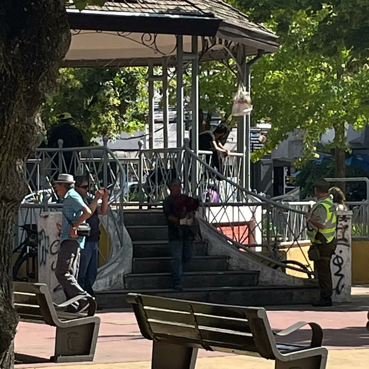 ElEspectadoCl's tweet photo. #LosAngelesCl Municipalidad de Los Ángeles ordenó el desalojo de personas en situación de calle que pernoctaban en la cúpula de la Plaza https://t.co/JRLvp1qqwY