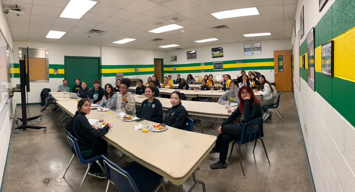 CoachCPerez's tweet image. Team breakfast this morning after a win last night was a success! #SSFS #FAMILY #TEAMBREAKFAST
