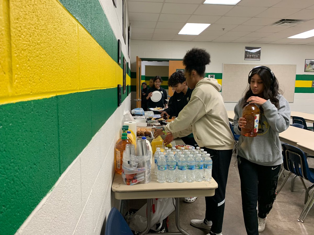 CoachCPerez's tweet image. Team breakfast this morning after a win last night was a success! #SSFS #FAMILY #TEAMBREAKFAST