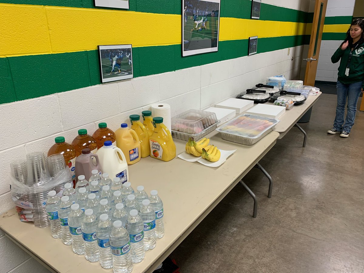 CoachCPerez's tweet image. Team breakfast this morning after a win last night was a success! #SSFS #FAMILY #TEAMBREAKFAST