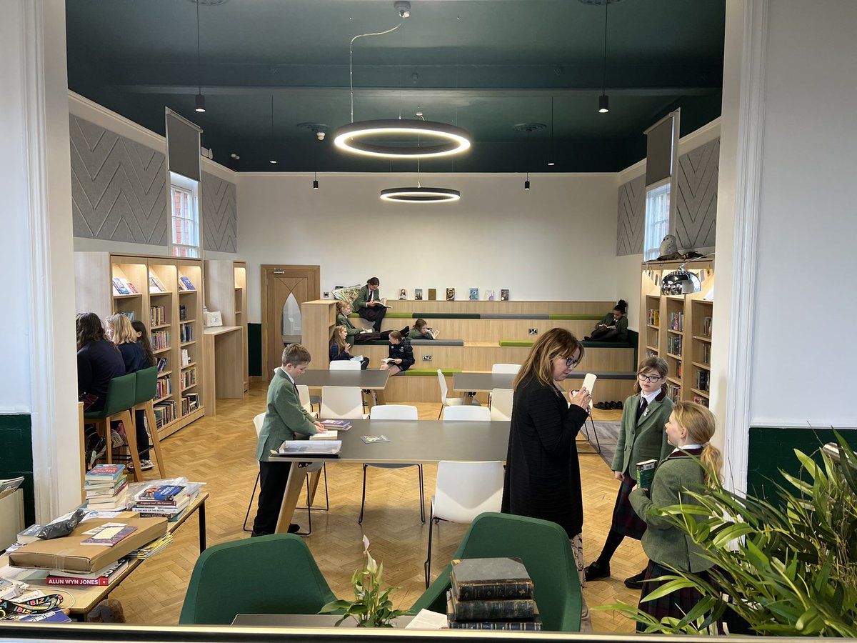 To find out why my first priority as a new Head was to restore a library at the heart of our school- and why libraries are more important now than ever before - have a read of my latest blog post:

petermiddleton.blog/2023/01/11/a-n…