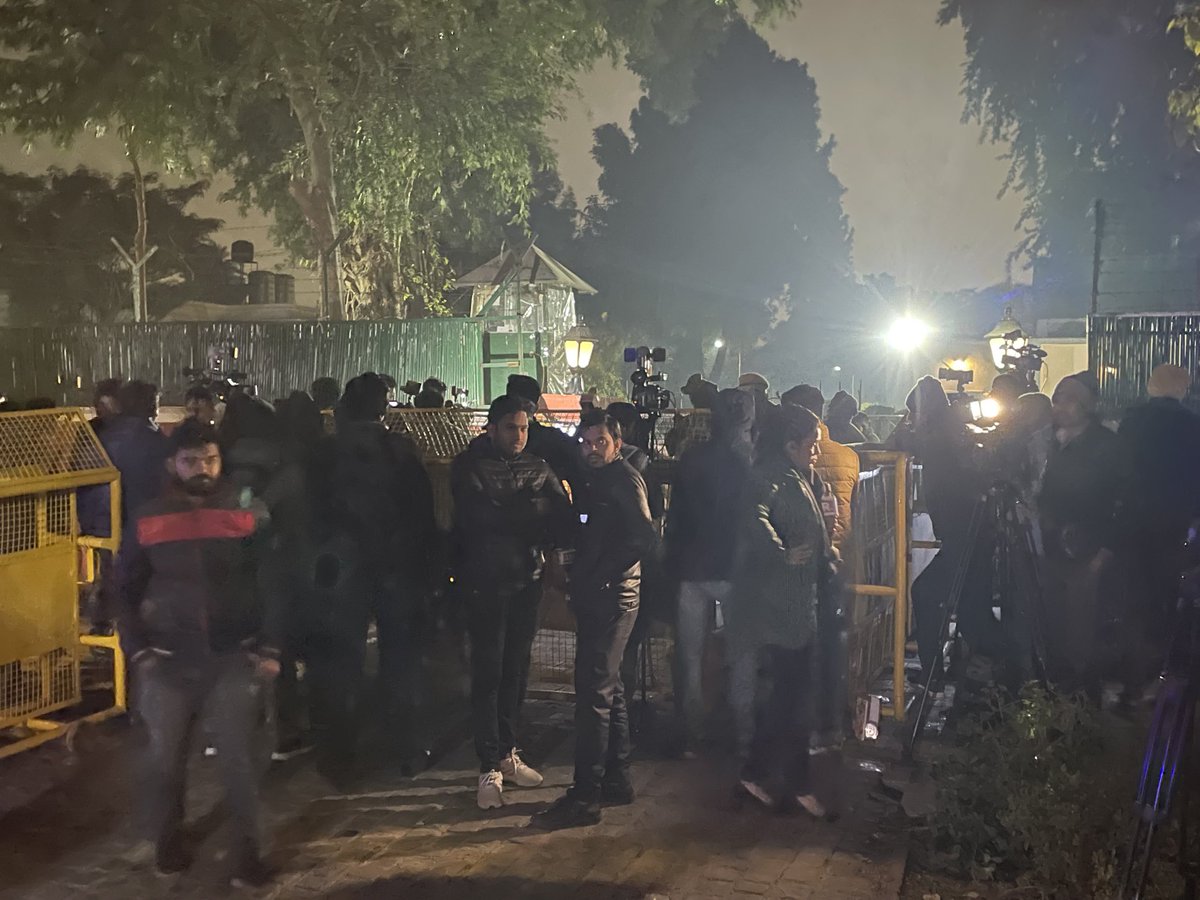 3 घंटे से खेलमंत्री अनुराग ठाकुर पहलवानों के बीच में, लेकिन पहलवान अड़ गए है