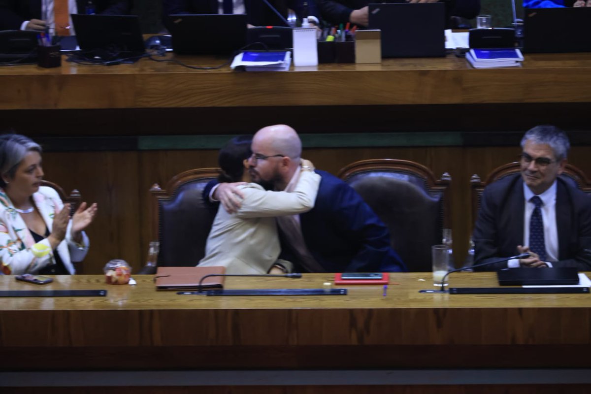 GiorgioJackson's tweet photo. Muchas gracias a diputad@s q hoy, votando a conciencia, descartaron Acusación Constitucional q no tenía ningún fundamento; al equipo defensor por impecable trabajo; a quienes mandaron buena vibras y también a quienes hacen críticas constructivas q sirven para mejorar. ¡Seguimos! https://t.co/2IhmSWcQYk