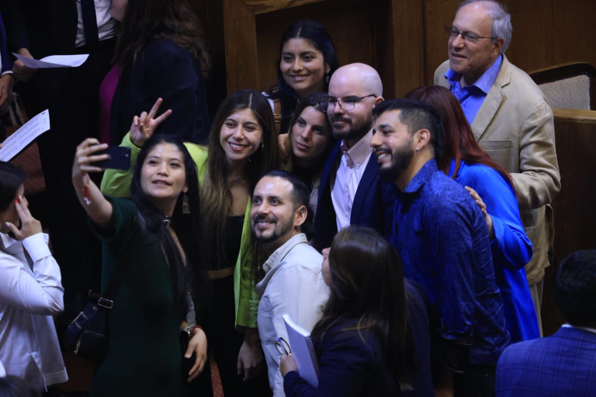 GiorgioJackson's tweet photo. Muchas gracias a diputad@s q hoy, votando a conciencia, descartaron Acusación Constitucional q no tenía ningún fundamento; al equipo defensor por impecable trabajo; a quienes mandaron buena vibras y también a quienes hacen críticas constructivas q sirven para mejorar. ¡Seguimos! https://t.co/2IhmSWcQYk