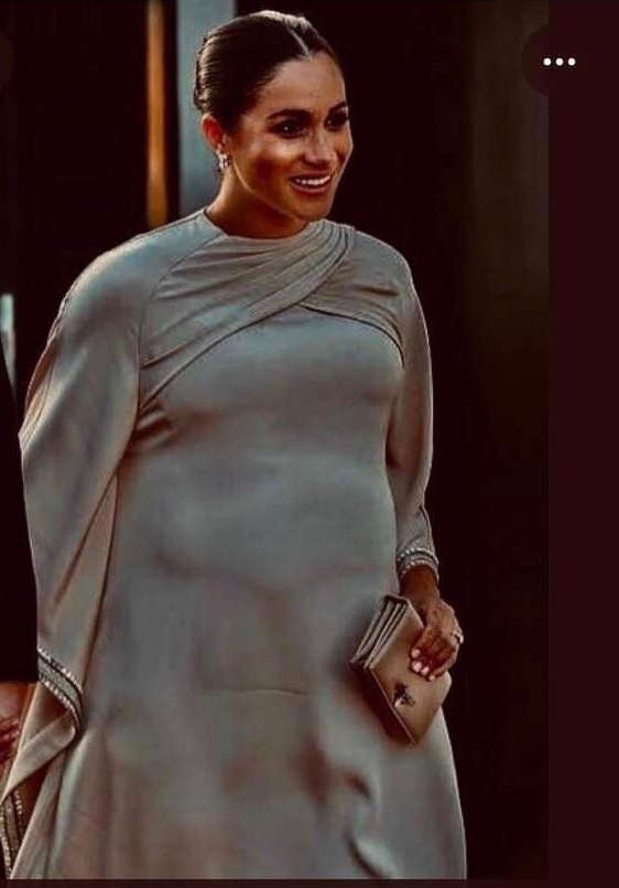 What in God’s name is going on here? If this doesn’t scream fake bump I don’t know what else does! #MeghanExposingHerself  #ladyc #kingcharles