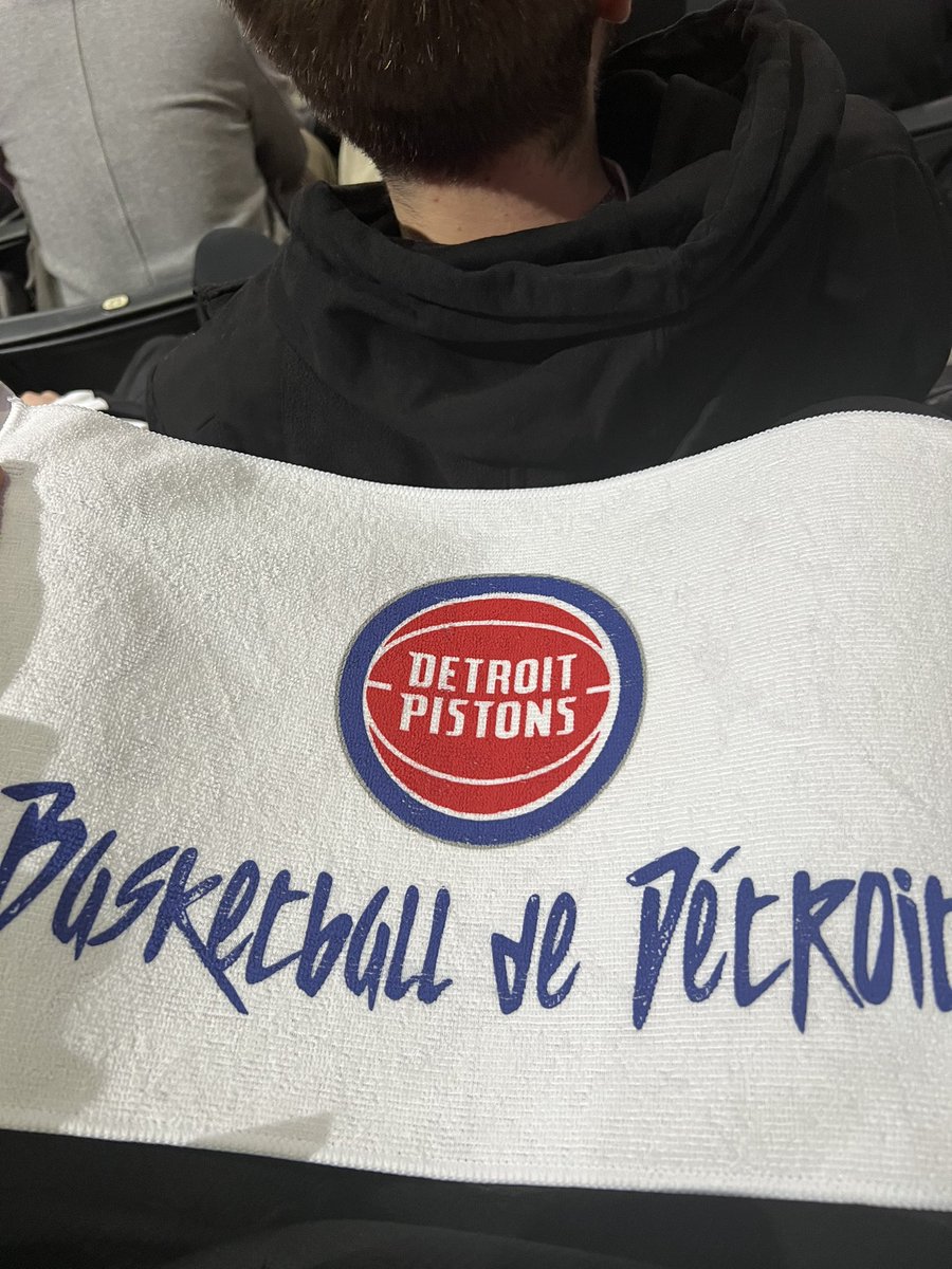 CHOWH1_'s tweet photo. ✨ Fast Giveaway 

Une serviette NBA official ayant touché les veuch de @Nikof 
Possiblement dedicassable 

Tirage samedi matin en live 🤣
RT et follow @CHOWH1_ https://t.co/NV68Tdu9HA