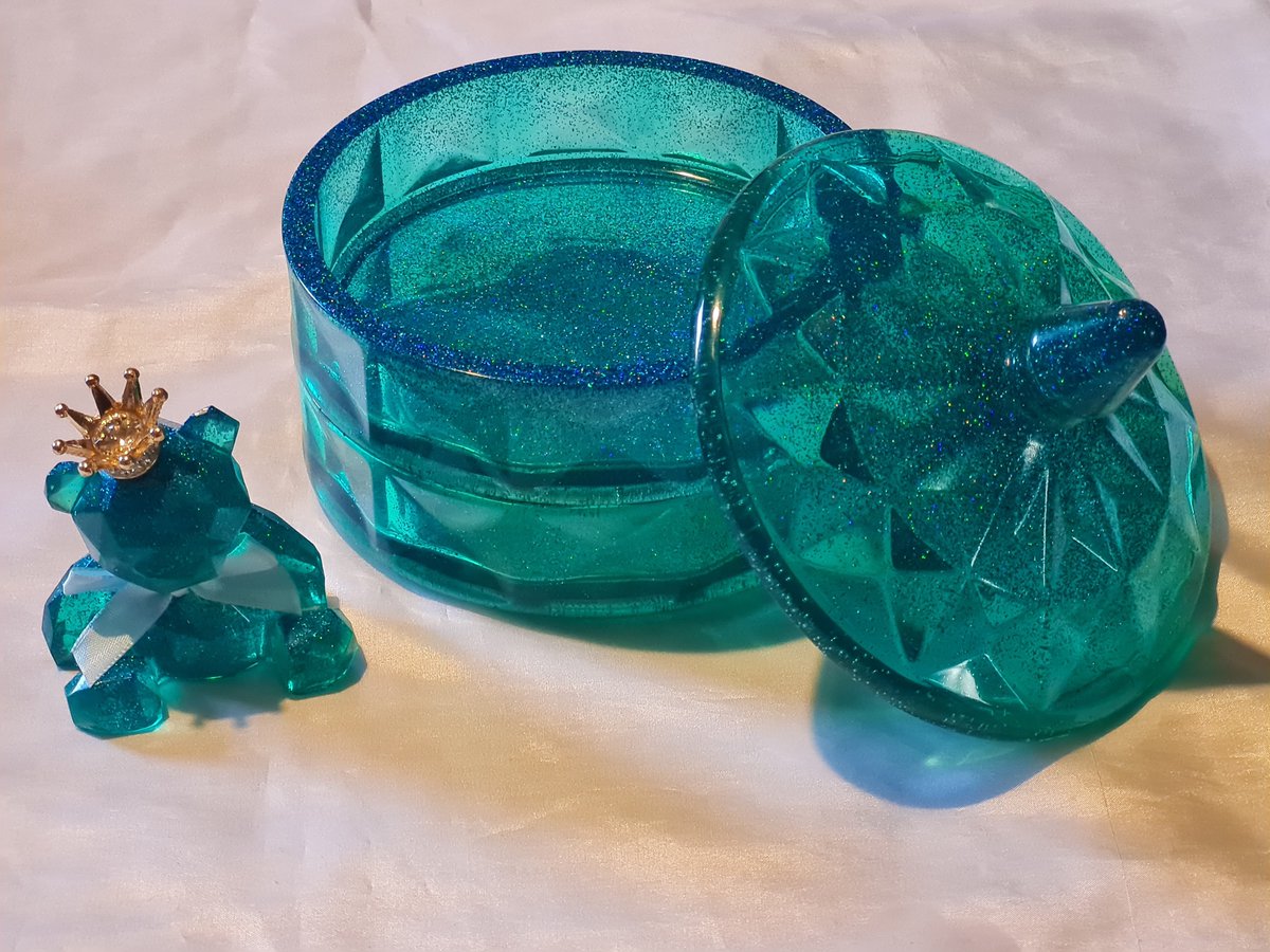 LouiseAppleya11's tweet photo. Few new pieces done lately #resinart #resinartist #resincraft #resincrafter #nightlights #trinketbox #teddybear #rose #handmade #allhandmade #localbusiness #smallbusiness #smallbusinessowner #supportlocal #supportsmallbusiness https://t.co/UAu3HYaayu