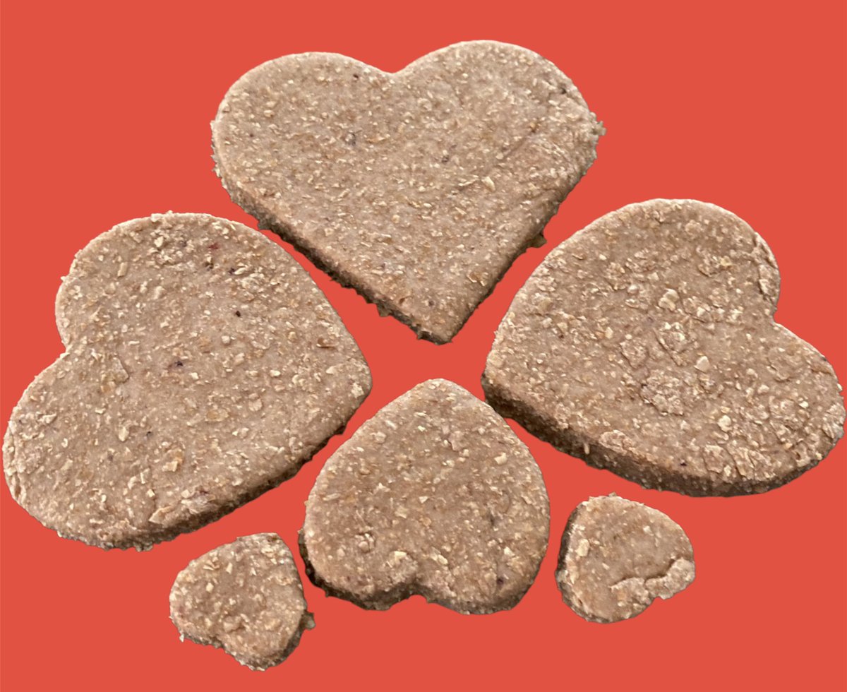 Valentines days how about some strawberry hearts for you fur babies Kipsters.co.uk #MHHSBD #kipsters #dogtreats #ValentinesDay2023 #Dog #DogsOnTwitter #DogsofTwittter #bakinglove