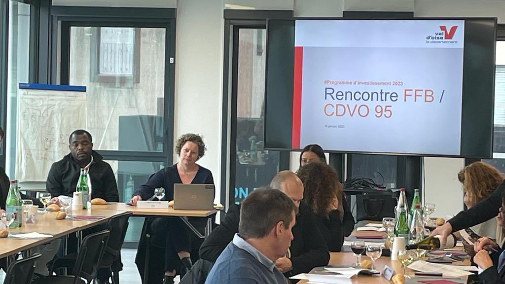 FFB95's tweet photo. Une réunion avec le @valdoise et la Dir-adj du service patrimoine Caroline Wache, afin de faire un bilan des travaux 2022 et de se projeter pour l’année 2023 devant 45 entreprises val d’Oisiennes! Budget Inv &amp; entretien maintenus 👏 ! Objectif : créer de la richesse en local 👍 https://t.co/dXgdOf1RYR