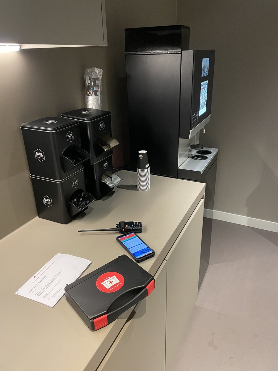MignonWuestman's tweet photo. Je kan papers schrijven over informatiemanagement bij ramphulpverlening, of je kan er een vette serious game van maken 🤩 Als er walkie talkies zijn weet je dat het leuk wordt. Hoeveel levens heb jij al gered in de pantry? (Thanks voor de leuke middag @k_meesters!) https://t.co/LVpjBzsGrE