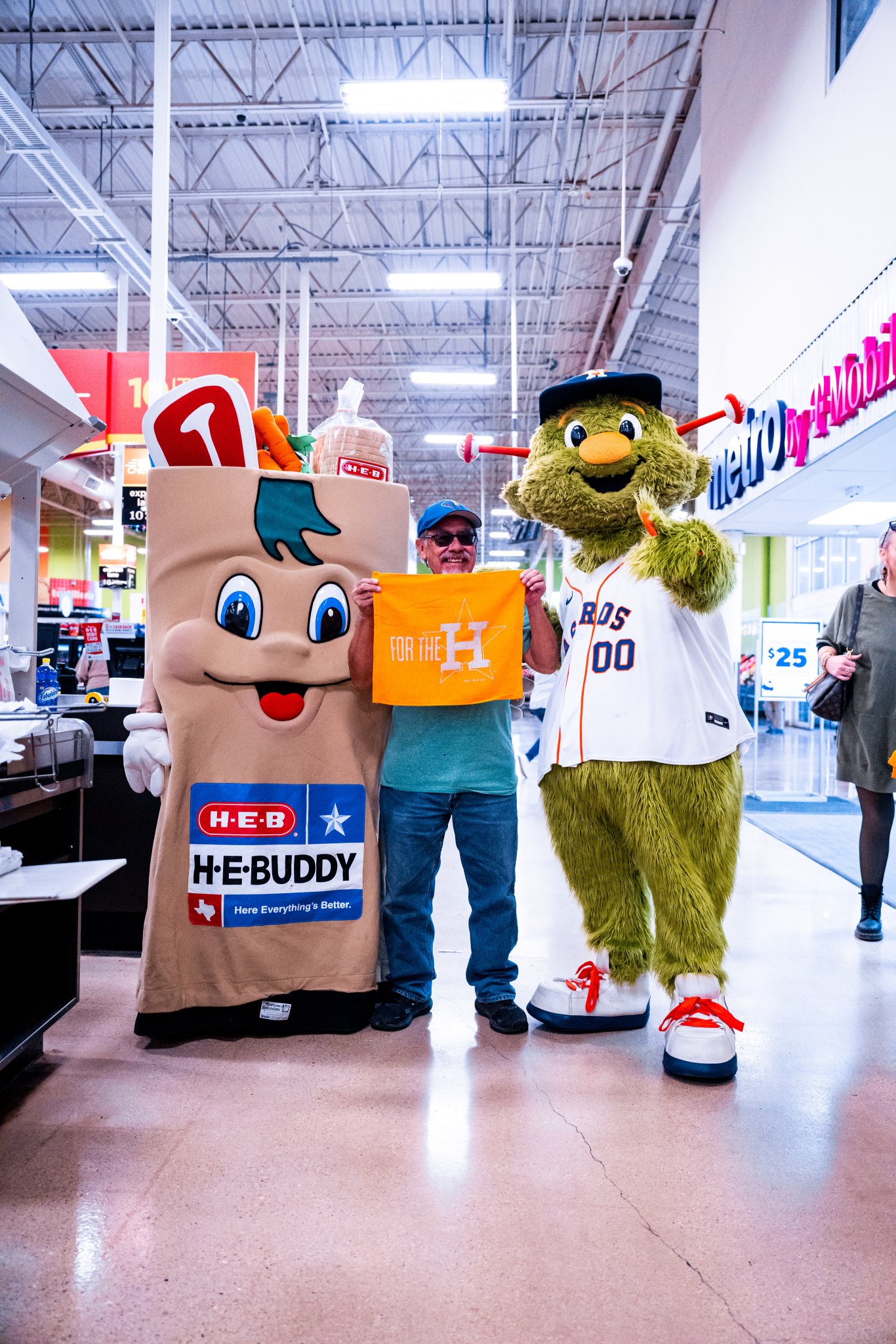 Houston Astros on X: Thanks to Orbit, shoppers at HEB had their groceries paid for! #AstrosCaravan Uvalde / X