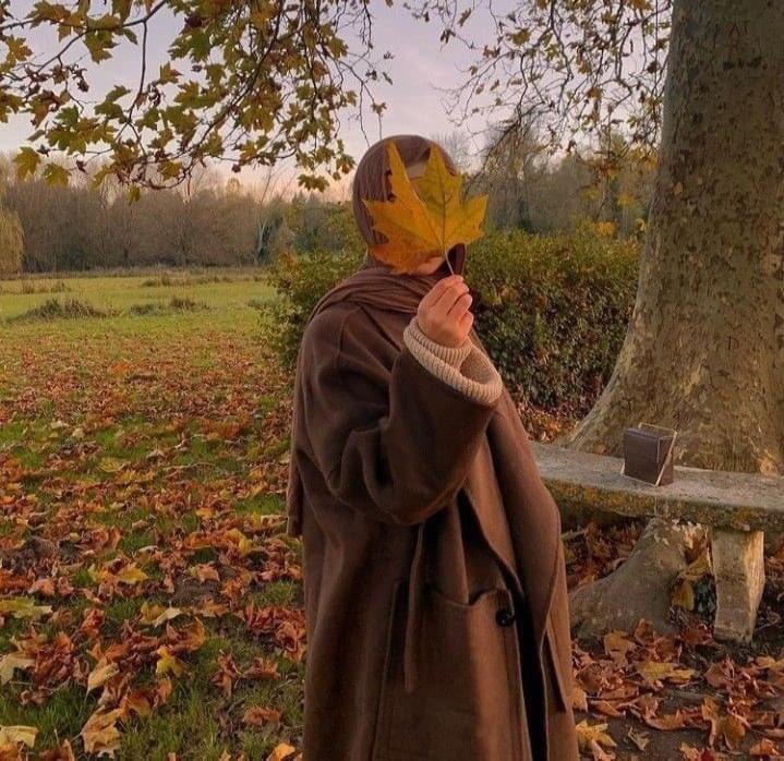 يُخَاطِبني السَّفيهُ بِكُلِّ قُبْحٍ.:. فأكرهُ أن أكونَ له مجيباً
يزيدُ سفاهةً فأزيدُ حلماً، كعودٍ زادهُ الإحراقُ طيباً.