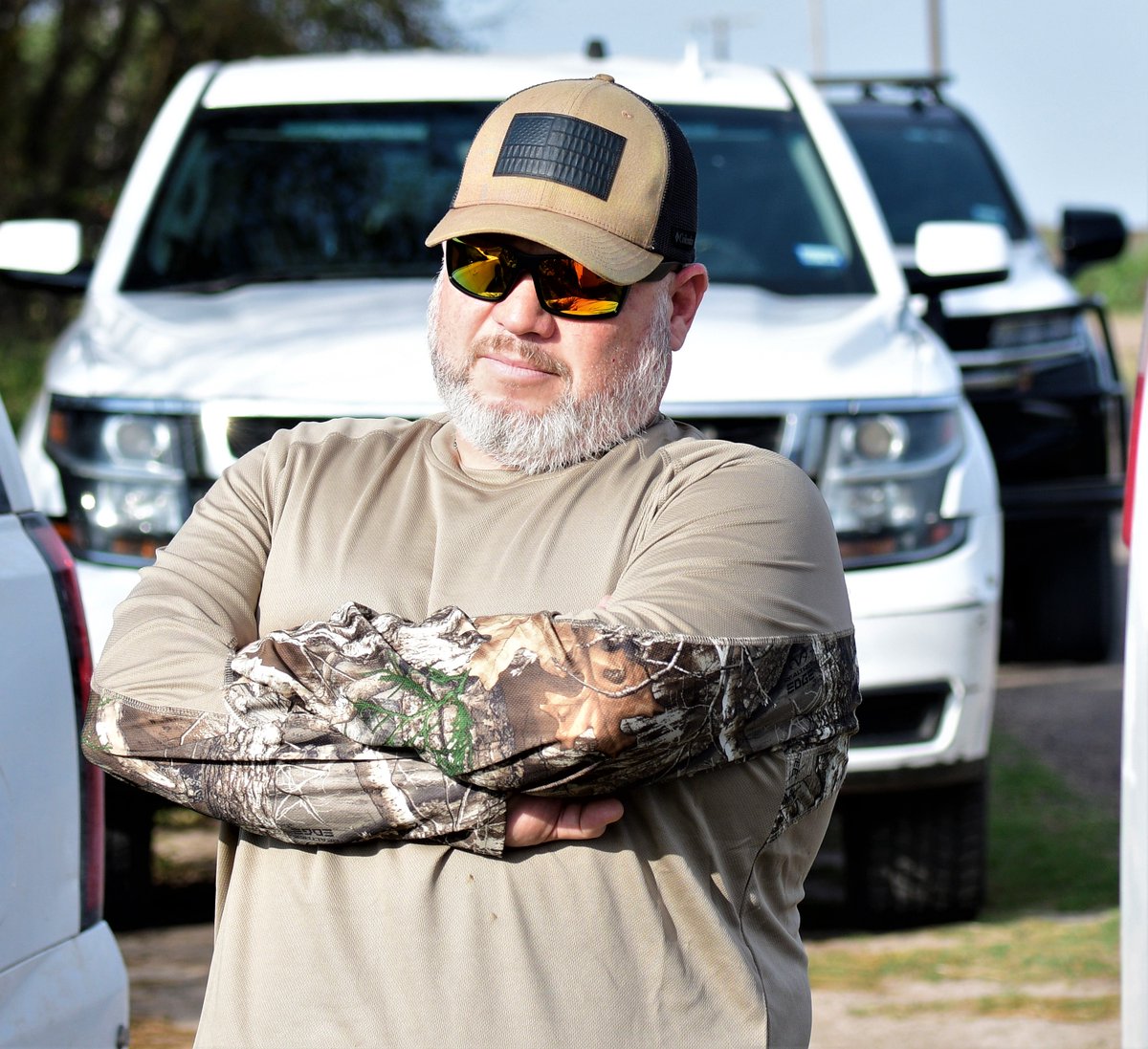 #HiveMind we need your help to ID this man. He was running through our gardens with #Texas #DPS. They claimed to be in pursuit of migrants, then laughed about the #K9 actually chasing the scent of our employees.  Now, Comm. Escalon says he's a #FOX News cameraman w/o a camera. 🧵