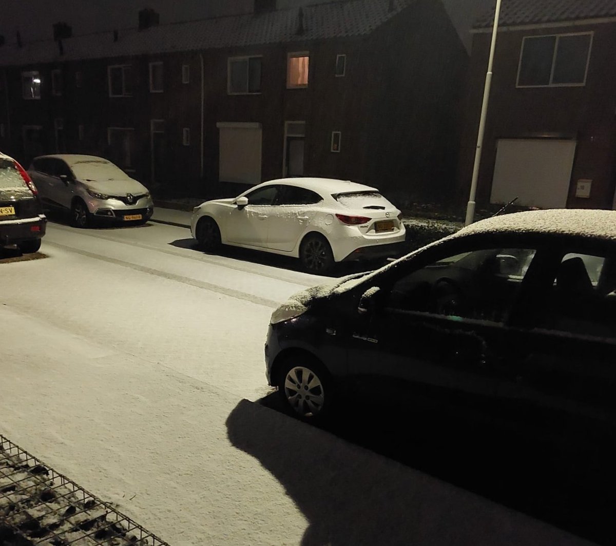 Sneeuwbuien en onweer over Schouwen-Duiveland. 
@Talpaweer