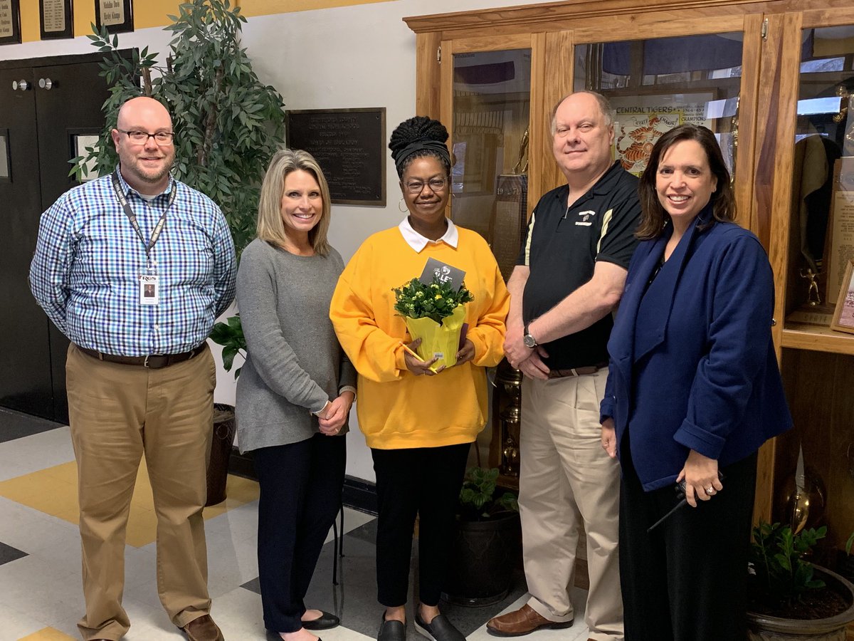 RCSMidSuccess's tweet photo. Celebrating Mrs. Taylor ⁦@Central_Magnet⁩ being named Middle Level Teacher of the Year!  Congratulations for representing ⁦@rucoschools⁩!  You are awesome.
⁦@DrJohnAsh⁩ https://t.co/8QcFImZ9WU