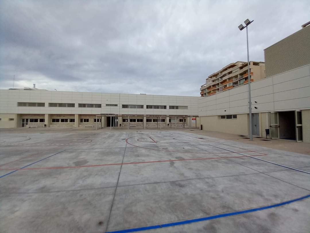 ¿Podríais compartir imágenes de centros recién estrenados en vuestras comunidades, para ver cómo se proyectan los patios? Este por ejemplo es de la Comunidad Valenciana
