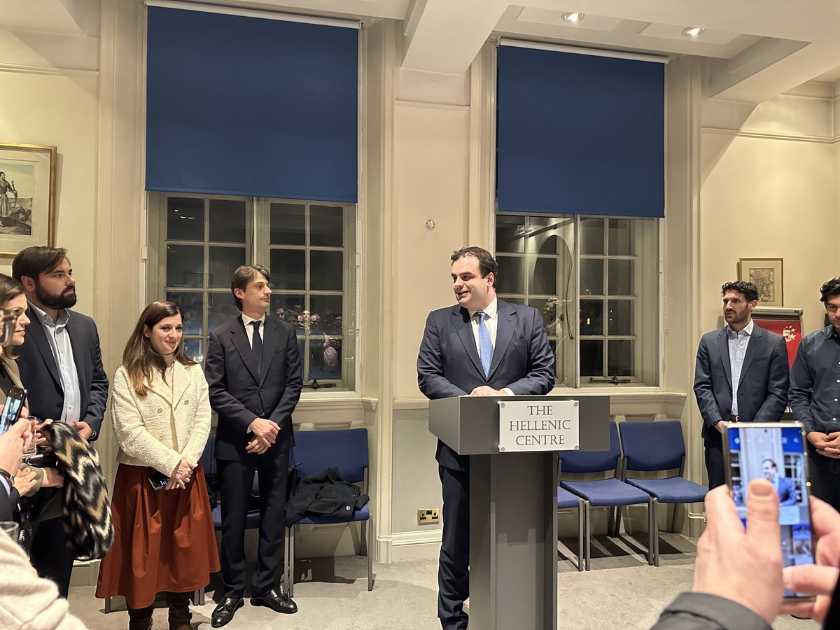 Pierrakakis's tweet photo. Από την πρώτη στιγμή, η κυβέρνηση του @kmitsotakis υλοποιεί πρωτοβουλίες για την ενδυνάμωση των δεσμών τους με την πατρίδα. Η εύκολη πρόσβαση των Ελλήνων των εξωτερικού στο https://t.co/9kYTgMYkKh είναι ένα μόνο παράδειγμα της προσπάθειάς μας. https://t.co/A6GAGpLiol