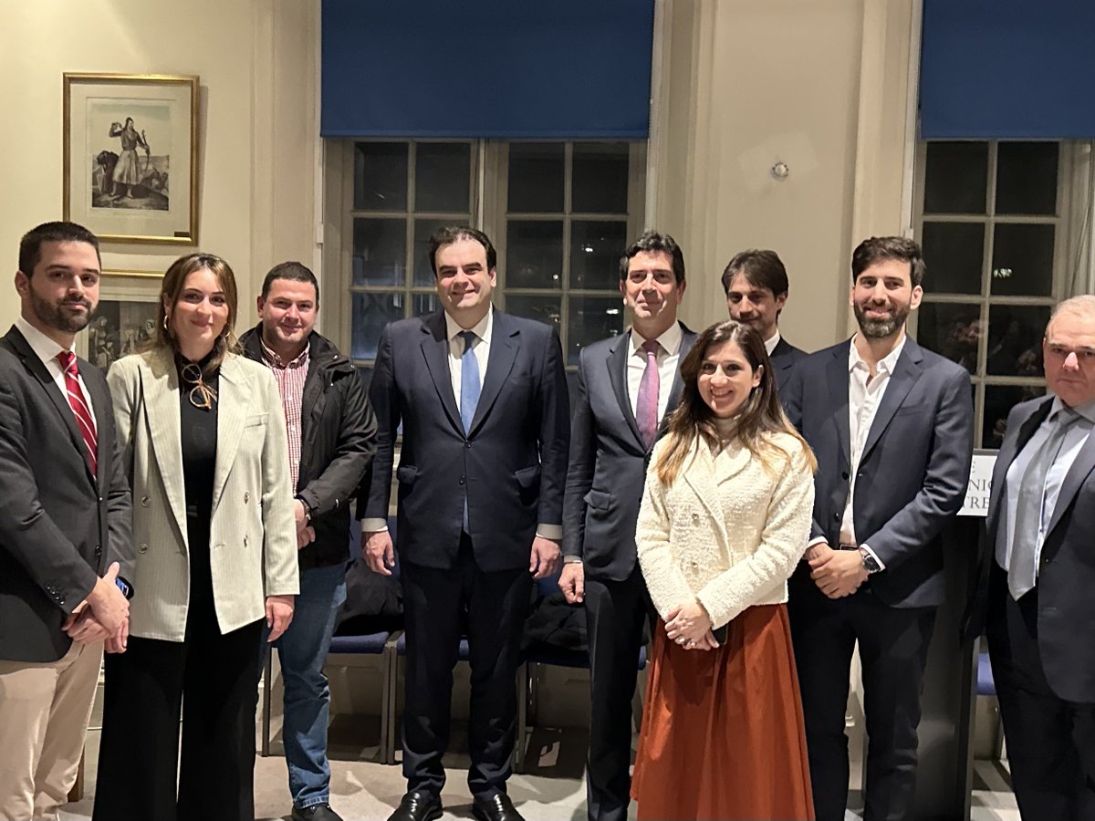 Pierrakakis's tweet photo. Από την πρώτη στιγμή, η κυβέρνηση του @kmitsotakis υλοποιεί πρωτοβουλίες για την ενδυνάμωση των δεσμών τους με την πατρίδα. Η εύκολη πρόσβαση των Ελλήνων των εξωτερικού στο https://t.co/9kYTgMYkKh είναι ένα μόνο παράδειγμα της προσπάθειάς μας. https://t.co/A6GAGpLiol