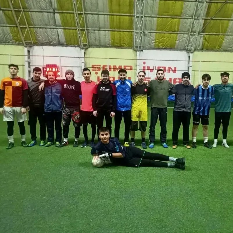 "Kardeşimle Aynı Sahada Omuz Omuza" projemiz kapsamında  @gençtıbbiyeliler ile halısaha maçında bir araya geldik. Tabi ki yine dostluk kazandı. Misafirimiz Genç Tıbbiyeliler 
Bilim ve Kültür Kulübü  davetimize icabetleri için teşekkür ederiz.