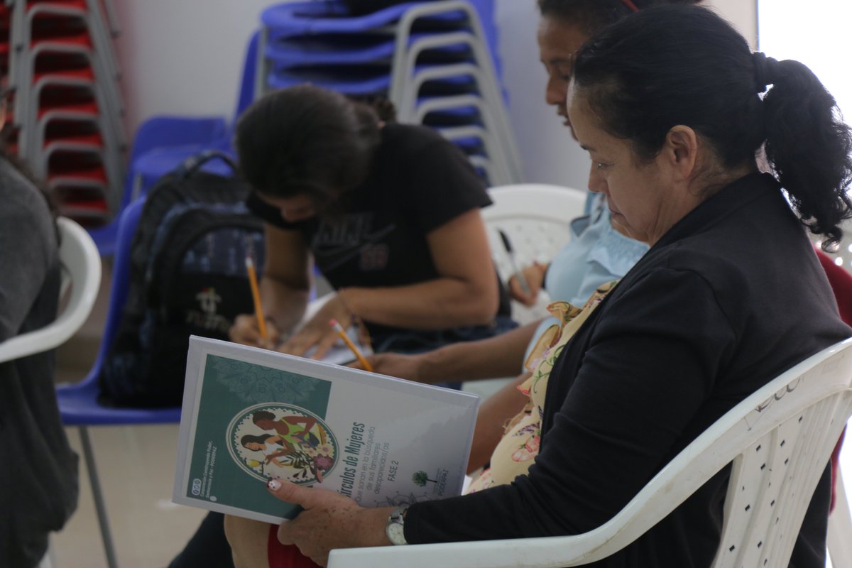 PODERPAZ_COL's tweet photo. Continuamos los encuentros del proyecto Círculo de mujeres que sanan en la búsqueda de sus familiares desaparecidos.
Hoy desde el municipio de Ábrego trabajamos en la experiencia de violencia en la historia de vida de las mujeres como experiencia de ayuda mutua.
#poderpaz https://t.co/S15dbHcUj8