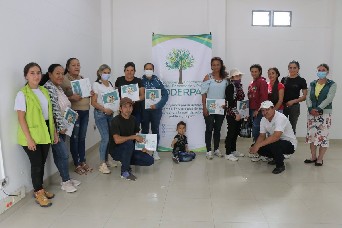 PODERPAZ_COL's tweet photo. Continuamos los encuentros del proyecto Círculo de mujeres que sanan en la búsqueda de sus familiares desaparecidos.
Hoy desde el municipio de Ábrego trabajamos en la experiencia de violencia en la historia de vida de las mujeres como experiencia de ayuda mutua.
#poderpaz https://t.co/S15dbHcUj8