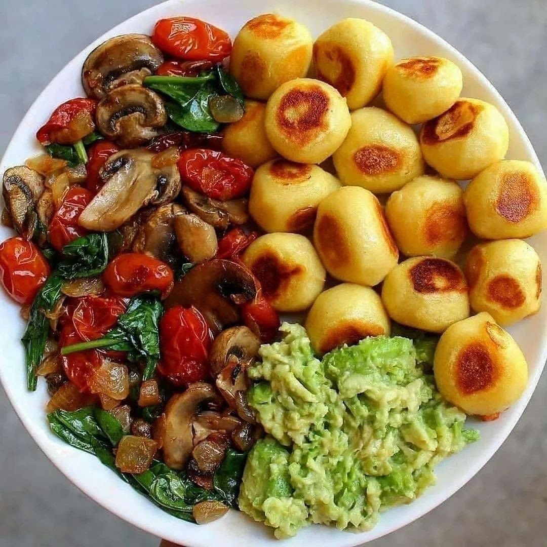 Gnocchi mushroom and Avocado bowl 🙋Don’t forget to Get FREE eBook 🎁📩 '365 Days of Keto low carb recipes' are available in the link in my bio 👆👆 !! 🔔Turn on notifications so you don't miss any delicious vegan recipes every day. By kissmywheatgrass_ #healthyrecipe