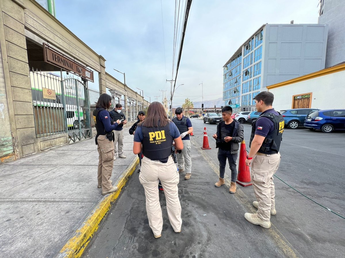 PDI_Tarapaca's tweet photo. Departamento de Migraciones y Policía Internacional #Iquique fiscalizó a 29 extranjeros en el terminal de buses y la Catedral, denunciando a 21 de ellos por ingreso irregular al país.
#Tarapaca https://t.co/4dfLJI8rf9